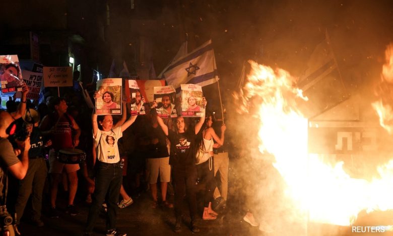 Em meio à guerra, manifestantes antigovernamentais israelenses marcham em direção à casa de Netanyahu