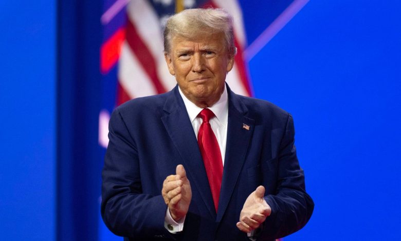 Donald Trump aplaudindo no CPAC 2023