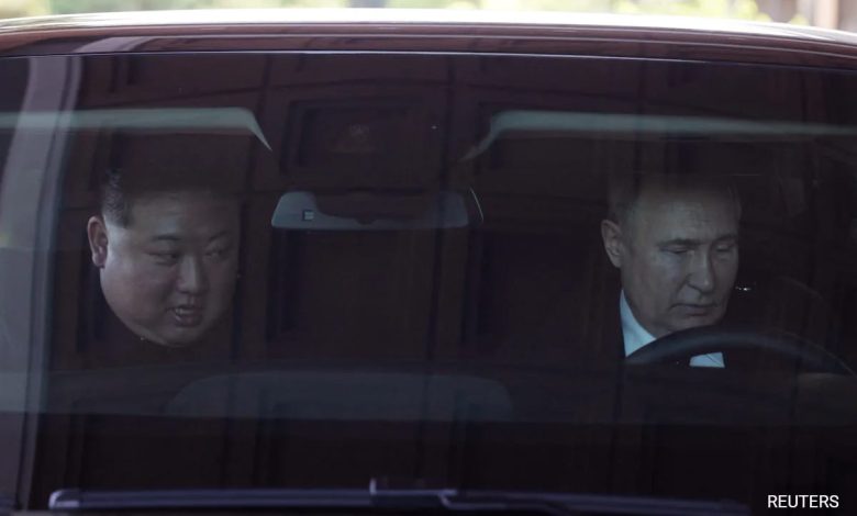 Putin e Kim Jong Un se revezam para dirigir um ao outro em uma limusine de fabricação russa