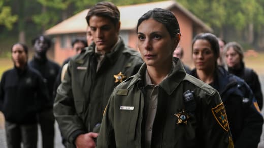 Morena Baccarin como Xerife Mickey Fox - Sheriff Country