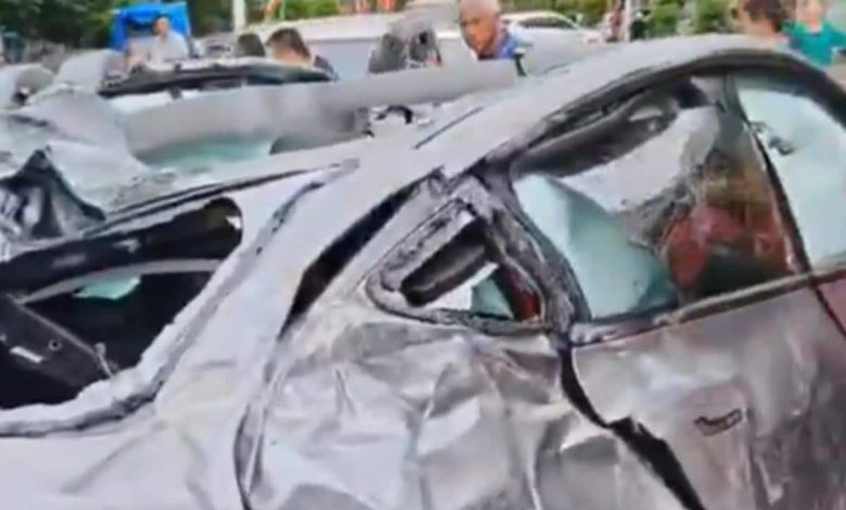 Vídeo: Carro Tesla vira 7 vezes após acidente, todos os passageiros sobrevivem